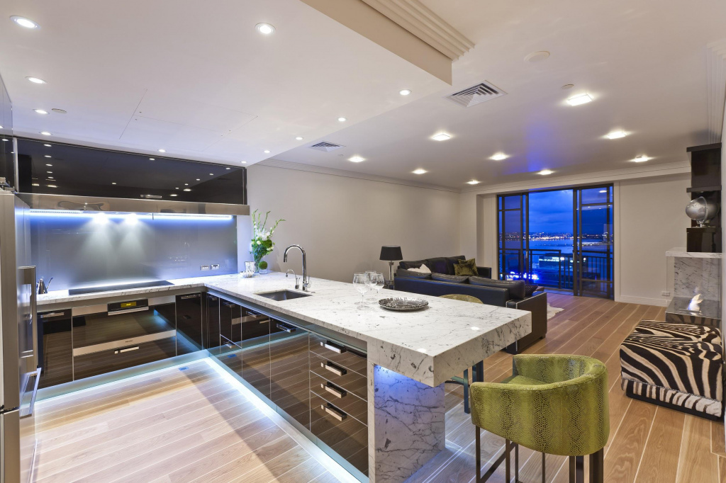 Дизайн кухни гостиной в стиле хай-тек с точечным освещением, с барной стойкой, гарнитур угловой
