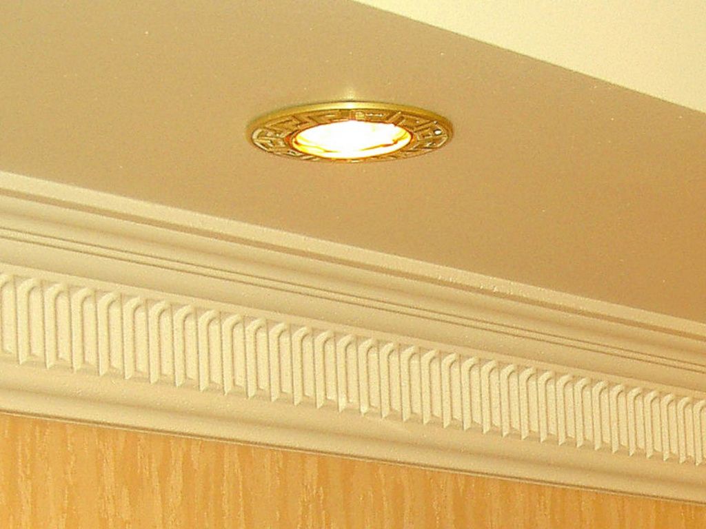 Использование декоративного плинтуса для натяжного потолка