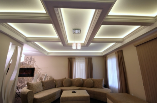 Дизайнерский потолок из гипсокартона с несколькими уровнями, со сложной подсветкой, используется для гостиной в стиле модерн 