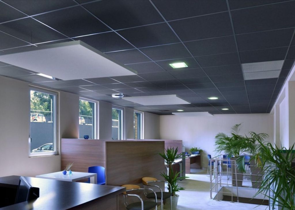 Подвесные потолки типа Armstrong в помещении современного офиса, плиты из минерального волокна