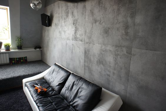 Современная гостиная с отделкой «под бетон» 