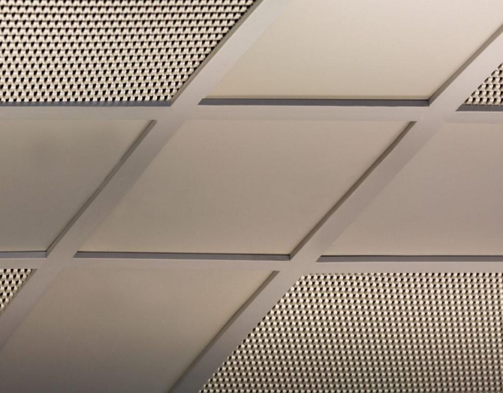 Подвесной потолок Armstrong акустического типа, отлично защищает от постороннего шума