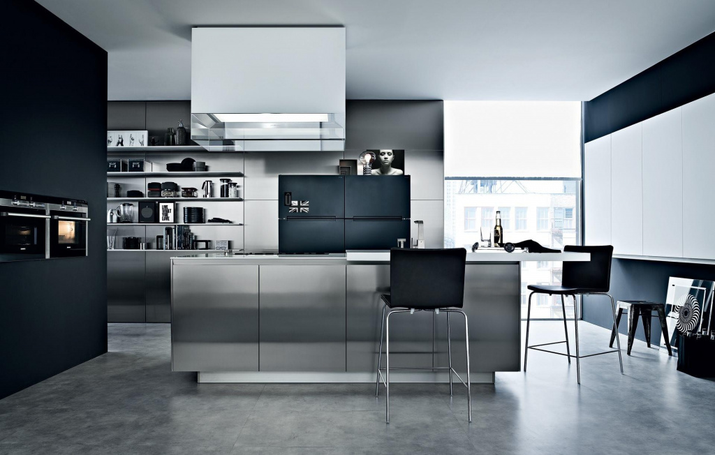  Дизайн кухни гостиной в стиле хай-тек с металлическими элементами, нейтральными фасадами с эффектом металлик