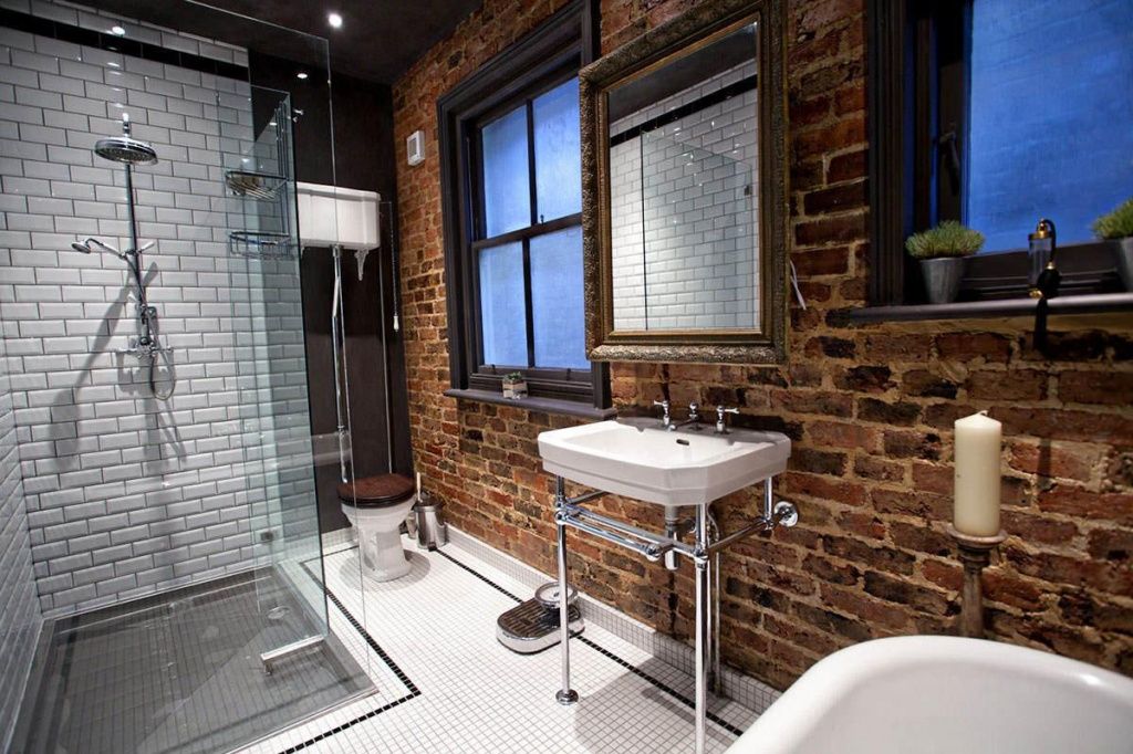  Дизайн ванны с туалетом в стиле индастриал с кирпичными стенами, душевой кабиной со стеклянными стенками