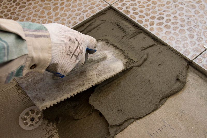 Укладка напольной плитки на цементный раствор